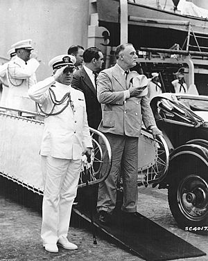 Archivo:President Roosevelt disembarks from USS Tuscaloosa (CA-37), February 1940