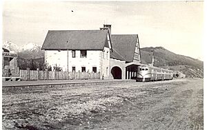 Archivo:Provincia de Río Negro - Estación Bariloche 1945 - Ganz