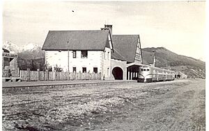 Archivo:Provincia de Río Negro - Estación Bariloche 1945 - Ganz