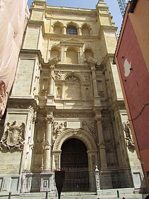 Archivo:Puerto del Perdón, Granada Cathedral, 18 July 2016 (3)
