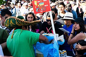 Archivo:Repartición de tacos en la feria del Taco de canasta