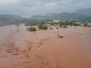 Archivo:Rio Copan deja partes de Copan Ruinas bajo el agua, occidente de Honduras
