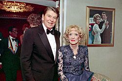 Archivo:Ronald Reagan with Bette Davis 1987