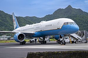 Archivo:Secretary Blinken's Plane Stops to Refuel in Pago Pago, American Samoa