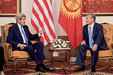 Archivo:Secretary Kerry Meets With Kyrgyz President Atambaev in Bishkek, Kyrgyzstan (22454204010)