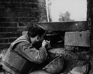 Archivo:Sniper from D Company 1.5 Marines takes aim during the Battle of Hue