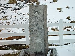 Archivo:South Georgia Ernest Shackleton grave in Grytviken