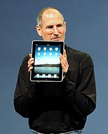 Archivo:Steve Jobs with the Apple iPad no logo (cropped)