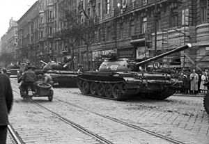 Archivo:Szent István körút a Falk Miksa (Néphadsereg) utca felől a Honvéd utca felé nézve. A szovjet csapatok ideiglenes kivonulása 1956. október 31-én. Fortepan 24787