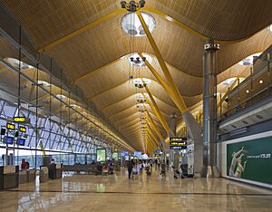Archivo:Terminal 4 del aeropuerto de Madrid-Barajas, España, 2013-01-09, DD 17