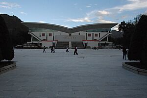 Archivo:Tibet University Auditorium (2007)