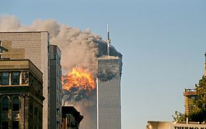 Archivo:UA Flight 175 hits WTC south tower 9-11