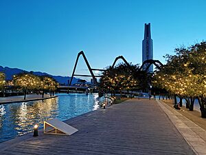 Archivo:Vista nocturna del paseo Santa Lucía.