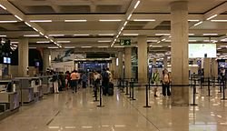 Archivo:X100 Flughafen Palma de Mallorca Schalter zum Einchecken