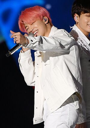 Archivo:190428 Jimin at the SBS Super Concert in Gwangju