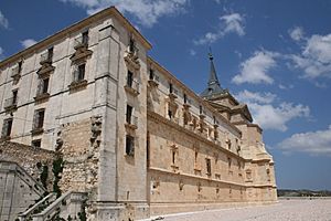 Archivo:20070415 - Monasterio de Uclés - Fachada este (plateresca)