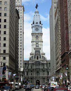 Archivo:2013 Philadelphia City Hall from S. Broad Street at Locust Street