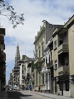 Archivo:2016 calle Cerrito Montevideo, al fondo torre iglesia San Francisco