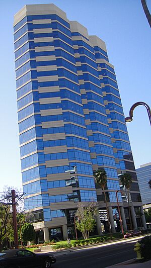 Archivo:2800 North Central Avenue - 2011-04-15 - East