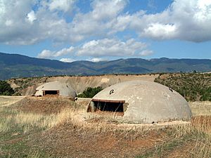 Archivo:Albania bunkers