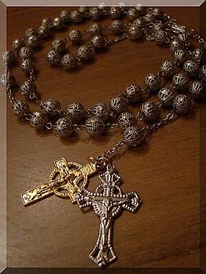 Archivo:An Egyptian Rosary with a Coptic Cross, 2010
