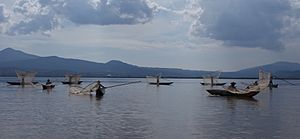 Archivo:Balseros sobre lago cerca de la isla de Janitzio Michoacán