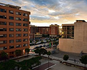 Archivo:Barrio de Zafra (Huelva), al atardecer.