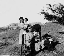 Archivo:Belina Lópezy sus hijos María, Rosario, Guadalipe y José