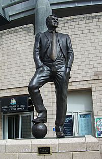 Archivo:Bobby Robson statue, Newcastle