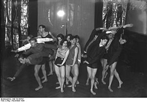 Archivo:Bundesarchiv Bild 102-08707, Berlin, Tanzschule Laban