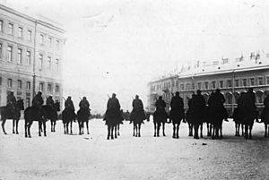 Bundesarchiv Bild 183-S01260, St. Petersburg, Militär vor Winterpalast.jpg