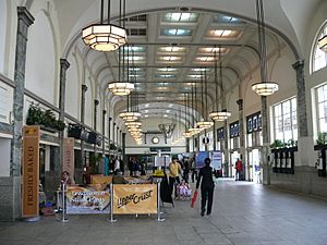 Archivo:Cardiff Central railway station concourse - 01