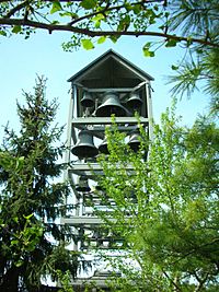 Archivo:Carillon through the trees, Chicago Botanic Garden
