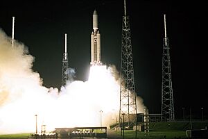 Archivo:Cassini-Huygens lifted of with a Titan 4(01)B from Launch Complex 40