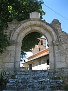 Archivo:Castrobarto. Arco de entrada a iglesia