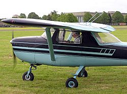 Archivo:Cessna.150e.g-atef.arp