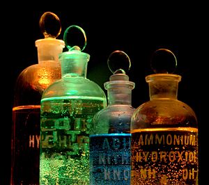 Archivo:Chemicals in flasks
