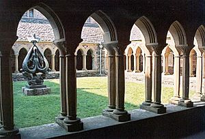 Archivo:Cloisters of Abbey on the Isle of Iona