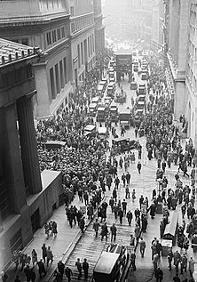 Archivo:Crowd outside nyse