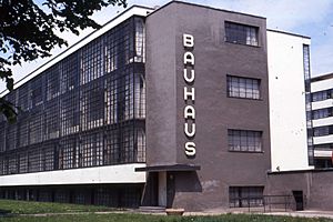 Archivo:Das Bauhaus, Dessau, DDR May 1990 (5288787560)