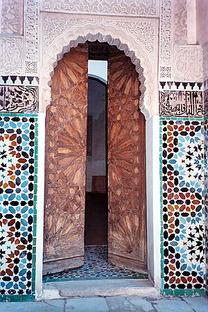 Archivo:Doorway in Ben Youssef Madrasa