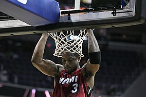 Archivo:Dwyane Wade hanging on the rim