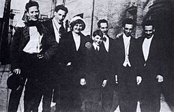 Archivo:Early marx brothers with parents