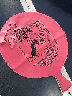 Archivo:Exploded Whoopee Cushion