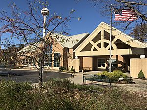 Archivo:Exterior View of Avon Lake Public Library - November 2016