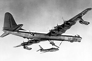 Archivo:FICON Convair GRB-36F and Republic YRF-84F
