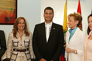 Archivo:Fernández de la Vega recibe al presidente de Ecuador. Pool Moncloa. 11 de julio de 2008