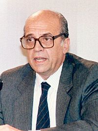 Archivo:Francisco Fernández Ordóñez en la rueda de prensa posterior al Consejo de Ministros (15 de enero de 1988)