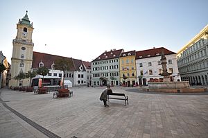 Archivo:Hlavné námestie-The napoleonic soldier, Old Town Hall and Roland Fountain-Bratislava
