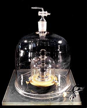 Archivo:International prototype of the kilogram aka Le Grand K